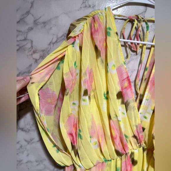 ASOS DESIGN pleated wrap front midi dress in yellow floral - Picture 4 of 6